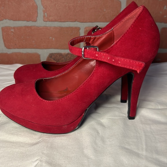 Red High Heels - Picture 3 of 5